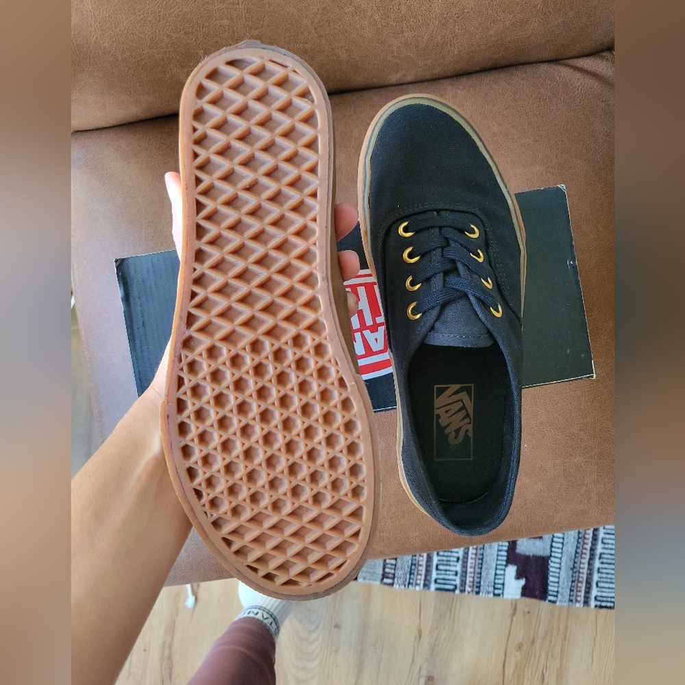 Vans 'Authentic' sneaker in black with gum sole, men's sz 6 / women's sz 7.5